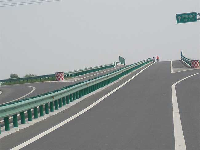 定安高速公路护栏的材质与规格